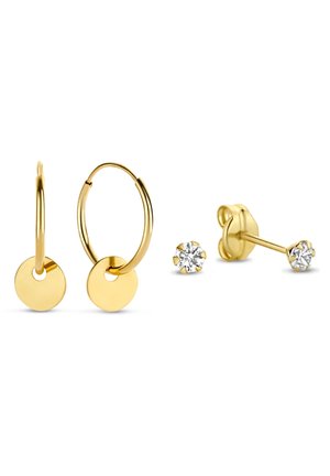 Deux paires de boucles d’oreilles en or : une paire de petits anneaux avec des disques ronds en or, une paire de clous d’oreilles avec des pierres précieuses rondes et transparentes.