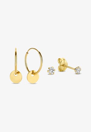 Deux paires de boucles d’oreilles en or : une paire de petits anneaux avec des disques ronds en or, une paire de clous d’oreilles avec des pierres précieuses rondes et transparentes.