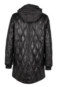 Cappotto nero trapuntato in pelle con cappuccio, caratterizzato da un motivo a onde testurizzate e polsini a costine. La parte posteriore presenta un design che arriva fino al ginocchio.