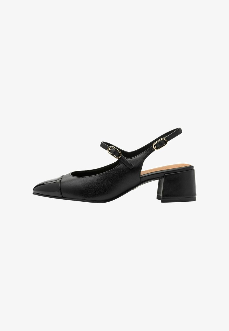 Scarpa slingback nera in pelle con punta affusolata, tacco basso a blocco e fibbia decorativa sul cinturino. Texture liscia e design minimale.
