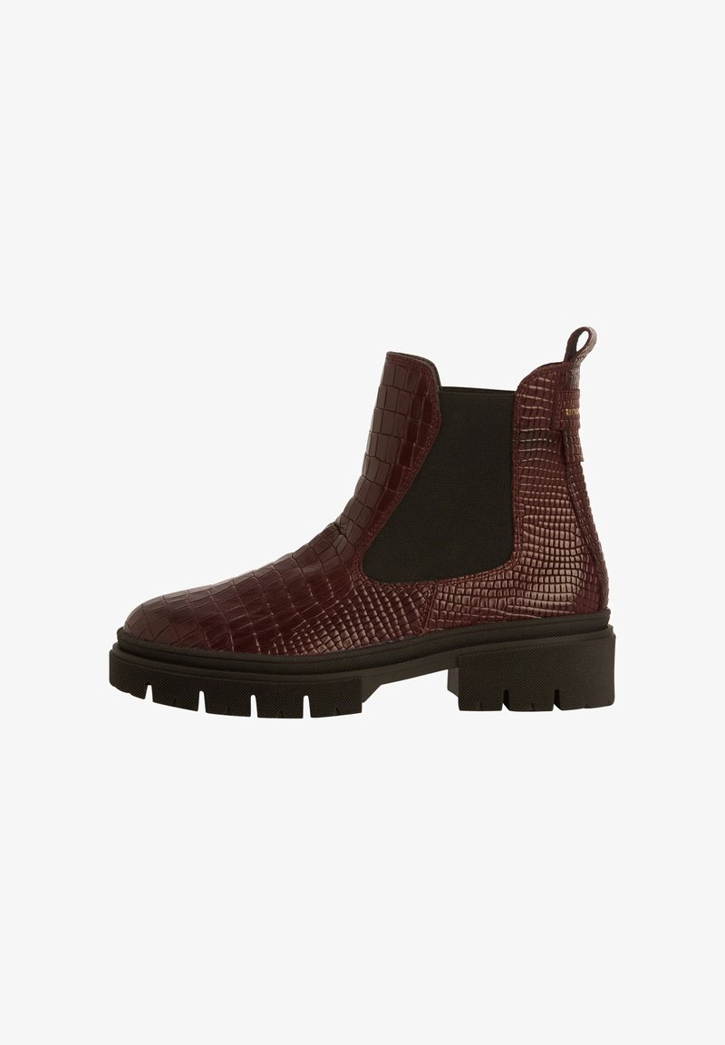 Botas Chelsea burgundy com textura de crocodilo, painéis laterais elásticos e uma sola de borracha preta robusta. Inclui uma aba na parte de trás para facilitar o calçar.