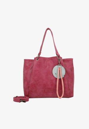 Sac tote en daim rose avec deux poignées, une bandoulière amovible et un porte-clés rond gris avec une boucle corail attachée.