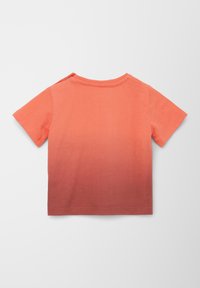 Korte mouwen t-shirt in koraal met een vervagende overgang naar een donkerdere tint. Kenmerkt zich door een ronde halslijn en drukknopdetails op de schouder. Katoenen stof.