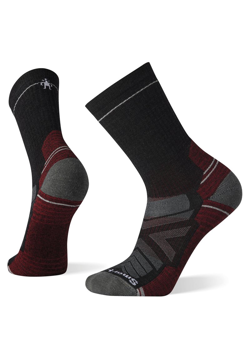 Schwarz-rote gemusterte Socken mit einem Design bis zur Mitte der Wade, ausgestattet mit grauen Akzenten und strukturierten Bereichen für Unterstützung und Komfort.