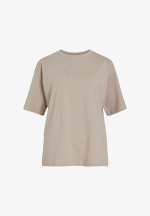 Beige puuvillane T-särk ümarate kraega ja lühikeste varrukatega. Ees on peenelt reljeefne tekst "ROUGE EDIT". Sile tekstuur.