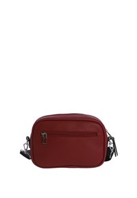 Bolso bandolera rojo de cuero con un acabado texturizado, que cuenta con un bolsillo frontal con cremallera, correa ajustable y acentos de hardware en plata.