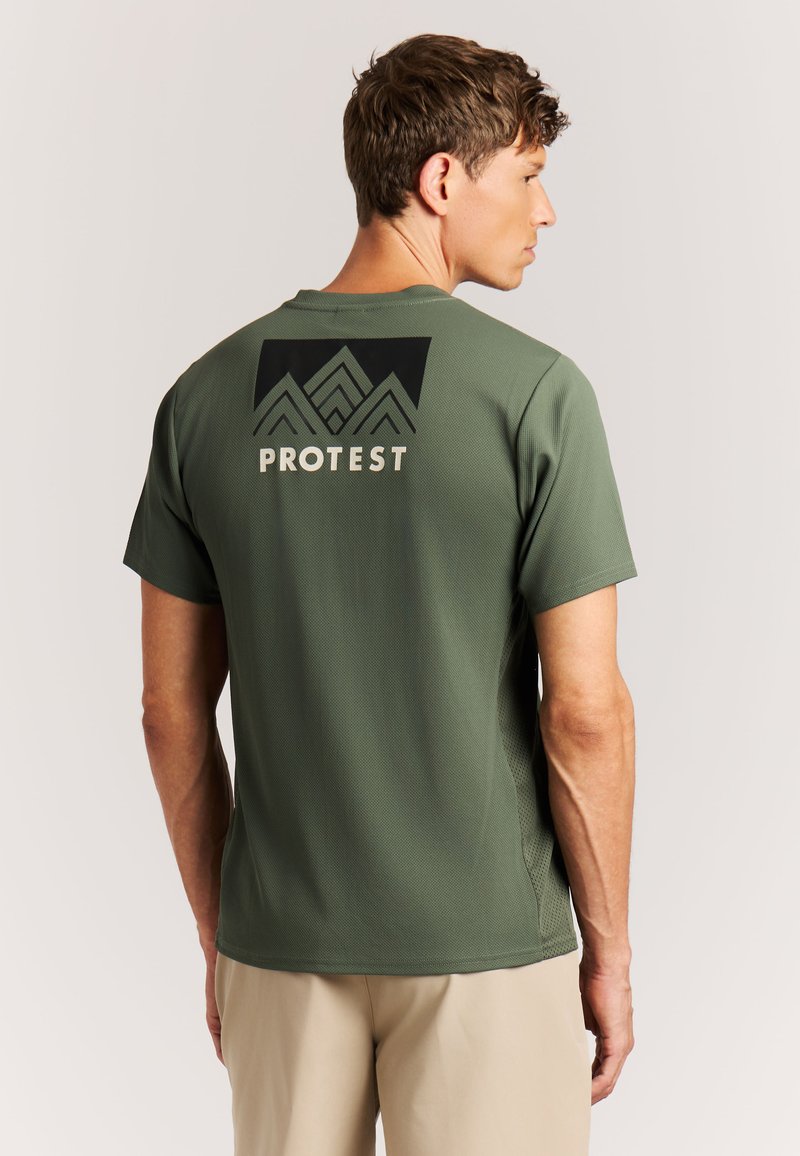 Camiseta verde de manga corta hecha de tela texturizada con un logo de montaña negro y el texto "PROTEST" en la espalda; diseño ligero y transpirable.