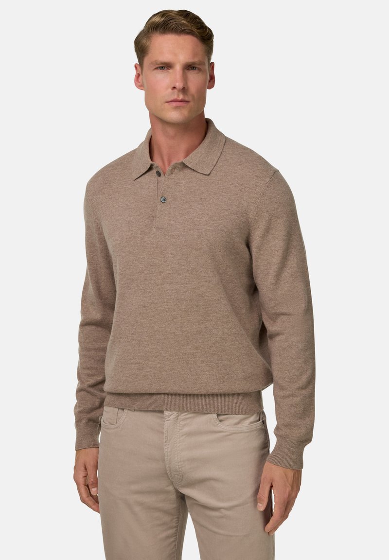 Rudas megztinis su apykakle, sagų užsegimu ir raštuotais rankogaliais bei apačia. Dėvimi su šviesios spalvos kelnių.