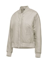 Giacca bomber grigia chiara realizzata in materiale lucido e liscio; presenta una zip frontale, colletto a coste, polsini e due tasche laterali.