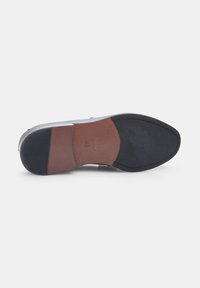 Suela de zapato con una sección media de cuero marrón, capa exterior de goma negra con un agarre texturizado y tamaño '42' impreso en la superficie.