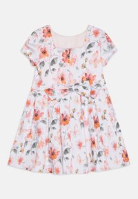 Kwiatowa sukienka z krótkimi rękawami, w pomarańczowe i różowe kwiaty na białym tle, kwadratowy dekolt i materiałowy pasek w talii.