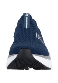 Baskets bleu marine à enfiler avec tige en mesh texturé, semelle intermédiaire blanche, semelle extérieure noire et languette avec une bande blanche et un logo partiel.