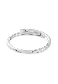 Bracelet jonc en argent présentant une finition lisse et une rangée de petites pierres scintillantes le long d'un bord, mettant en valeur un design contemporain minimaliste.