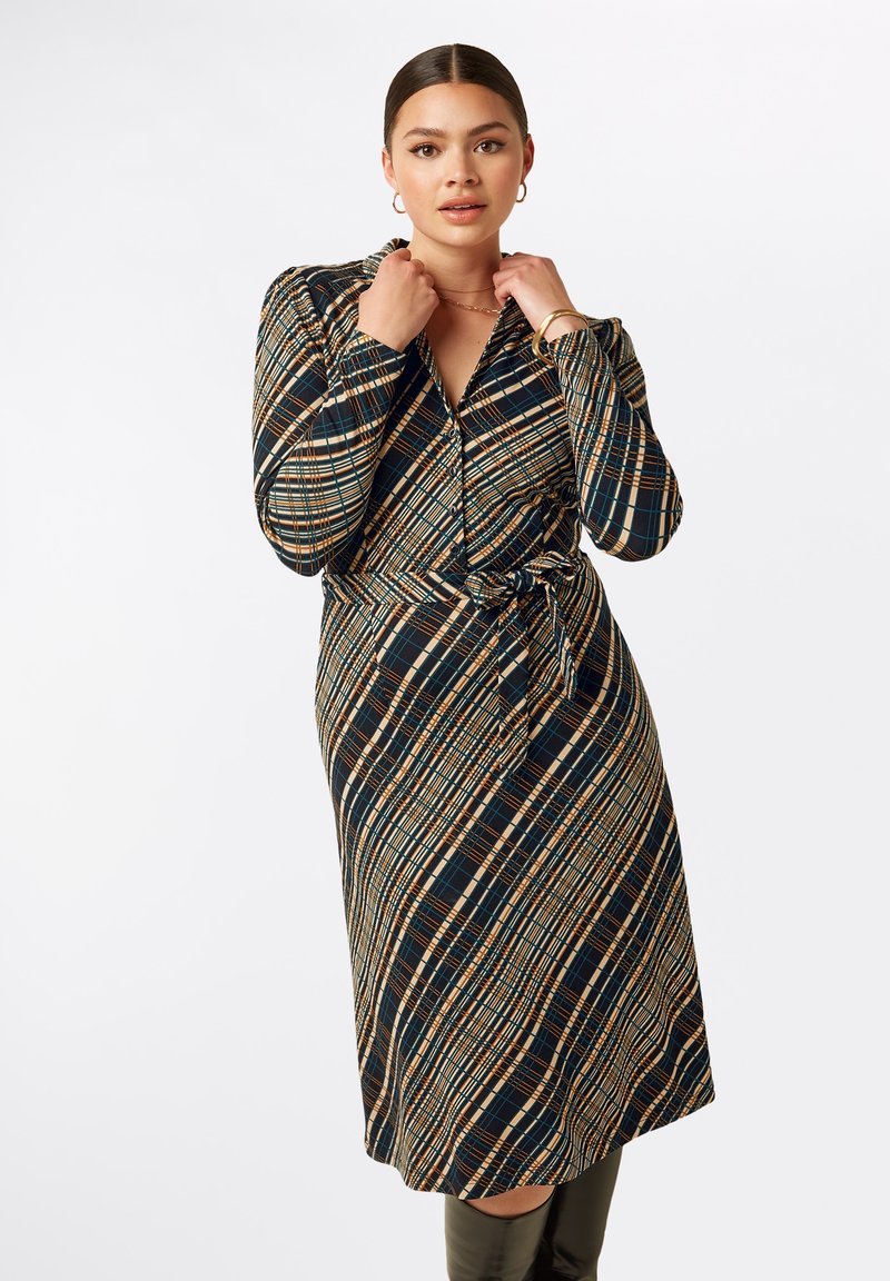 Långärmad knäppklänning i ett flerfärgat rutig mönster med belagd midja, marinblå bas och kontrasterande beige och orange linjer.