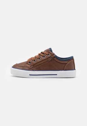 Brązowy niski sneaker z bocznym zamkiem błyskawicznym, brązowymi sznurowadłami, białą podeszwą z granatowym paskiem i granatową podszewką wewnętrzną.