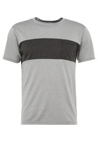 Camiseta gris de manga corta con una franja horizontal negra en el pecho, que presenta un bolsillo y un diseño de cuello redondo. Textura de tela suave.