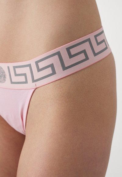 Rosa thong med en glatt tekstur, med et grått gresk mønster på et bredt elastisk livbelte.