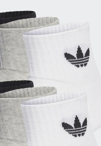 Tri parova čarapa do gležnja u crnoj, sivoj i bijeloj mješavini pamuka, sa rebrastom teksturom i crnim Adidas trefoil logotipom na bijelom paru.