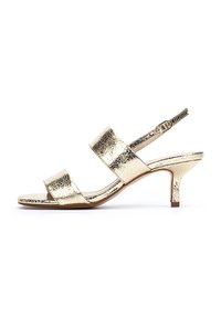 Sandalias slingback metálicas doradas con dos correas anchas y un tacón bajo y cónico. Superficie texturizada con un ligero brillo. Cierre de hebilla ajustable.