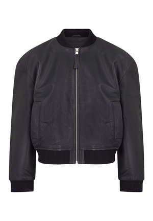 Chaqueta bomber de cuero negro con cuello y puños acanalados, cierre de cremallera y dos bolsillos laterales. Textura suave con un diseño ajustado.