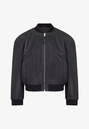 Chaqueta bomber de cuero negro con cuello y puños acanalados, cierre de cremallera y dos bolsillos laterales. Textura suave con un diseño ajustado.