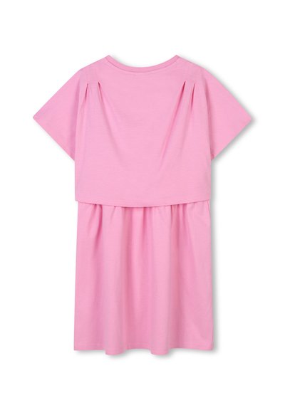 Robe rose à manches courtes, avec un yoke plissé et une taille froncée. Fabriquée en tissu doux à la texture lisse.