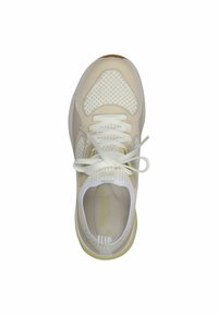 Zapatilla deportiva blanca con materiales de malla y sintéticos, presenta un diseño texturizado, punta redonda y cordones; sutiles acentos amarillos en la suela.