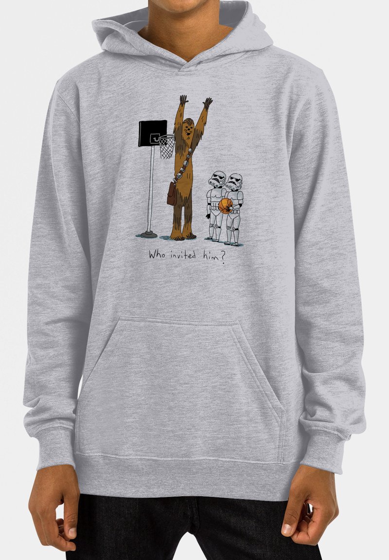 Grå hoodie med en illustration av en hög, brun, fluffig karaktär bredvid två vita figurer, med en basketboll och en korg i bakgrunden.
