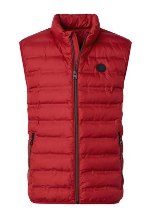 Punainen tikattu hihaton toppaliivi, jossa etuviistoketju, kaksi vetoketjulla suljettavaa sivutaskua ja pieni musta pyöreä logo rinnassa.