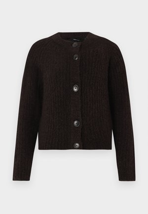 Cárdigan de punto marrón oscuro con cuello redondo, mangas largas y cinco botones negros en la parte delantera. Tejido texturizado con un acabado suave.