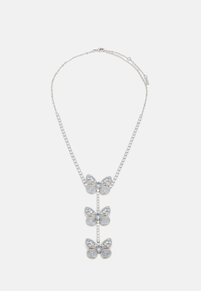 Collier en argent avec trois breloques papillons en cristal, reliées verticalement par une chaîne de petites pierres transparentes.