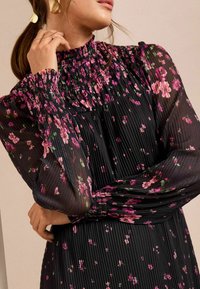 Love & Roses REGULAR FIT - Dienas kleita - black floral