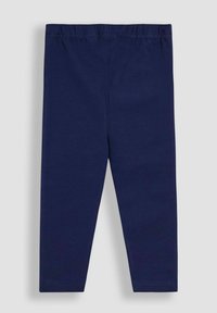 Sötétkék elasztikus derékpántos leggings sima, egyszerű anyagból, egyenes lábszárral, világos háttérrel.