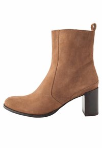 Pruunist nahast ankle saapad, millel on terav nina, sile tekstuur ja paks must konts. Taga on tõmblukk, et saapaid oleks lihtne jalga panna.