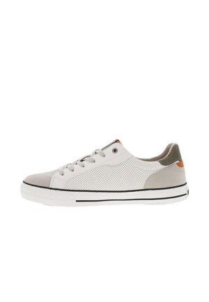 Sneaker blanche avec cuir perforé et accents en suède gris, détail orange au talon, semelle en caoutchouc et bande noire.