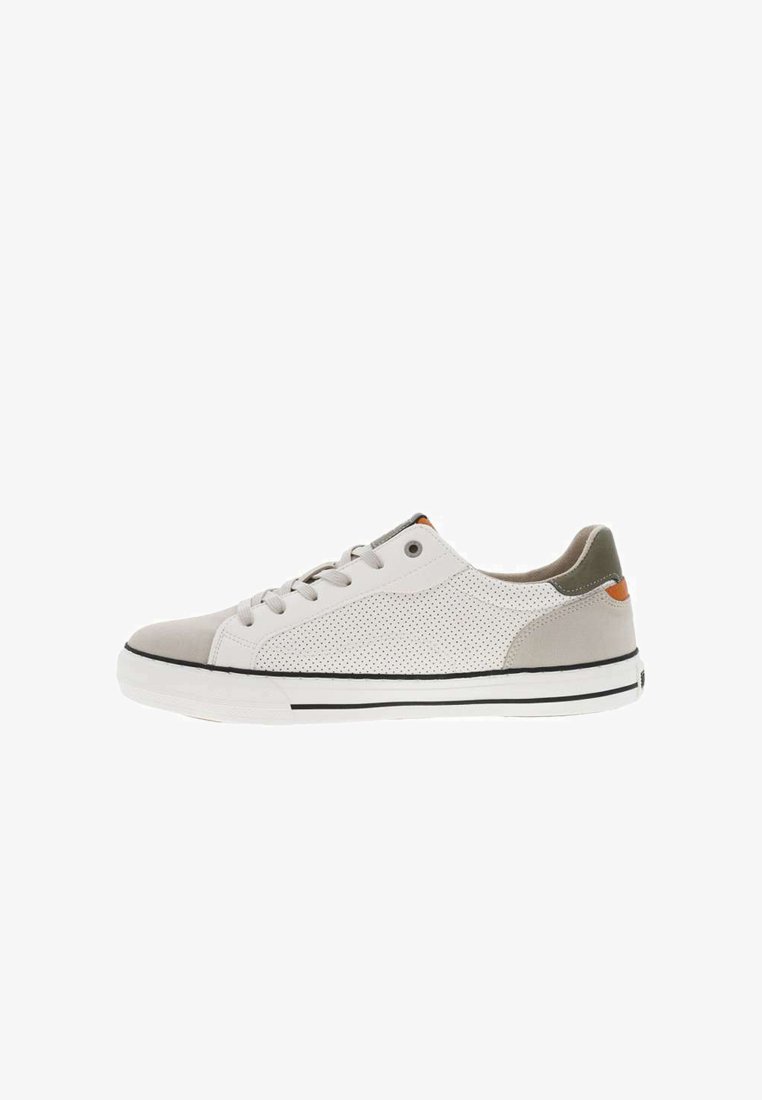 Sneaker blanche avec cuir perforé et accents en suède gris, détail orange au talon, semelle en caoutchouc et bande noire.
