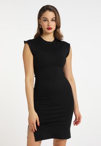 Schwarzes enganliegendes Kleid mit kurzen Ärmeln, Rundhalsausschnitt und seitlichem Schlitz. Glattes, stretchiges Material optimiert die Körperform und sorgt für Komfort.