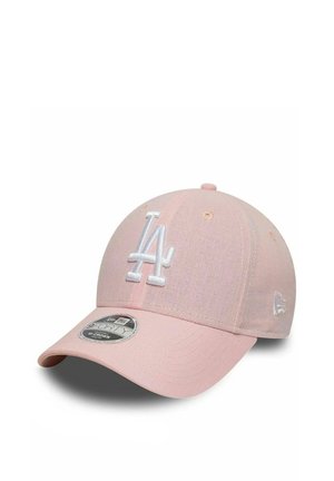 Hellrosa Baseballkappe mit weiß gesticktem "LA"-Logo auf der Vorderseite und gebogenem Schirm, vor weißem Hintergrund gezeigt.