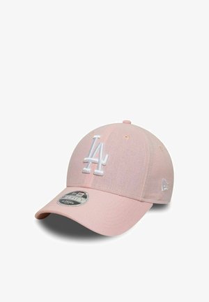 Cappellino da baseball rosa chiaro con logo "LA" ricamato in bianco sul davanti e visiera curva, mostrato su sfondo bianco.
