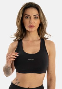 Svart idretts crop top laget av glatt stoff, med scoop-hals, tynne stropper og en liten sølv "FREDDY" logo i midten.