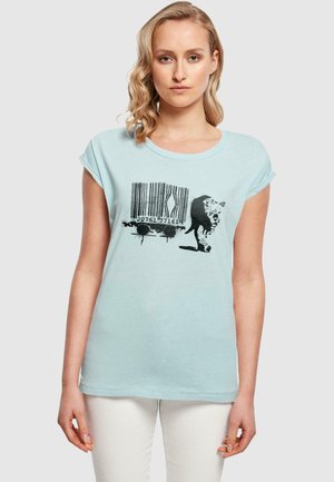 Vaaleansininen puuvillapaita, jossa on käännetyt hihat. Sisältää mustan viivakoodigrafiikan ja tyylitellyn eläinsilhuetin mustalla musteella.