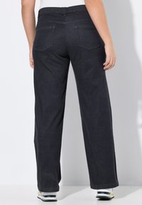 Donkerdenim wijde broek met een elastische tailleband, voorzien van twee achterzakken. Gladde textuur met een strakke, minimalistische uitstraling.