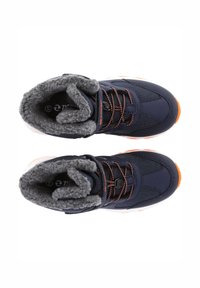 Marineblaues, wasserdichtes Schuhwerk mit einem flauschigen grauen Futter, orangen Akzenten, Netzpaneelen und schwarzen Schnürsenkeln mit reflektierenden Details.