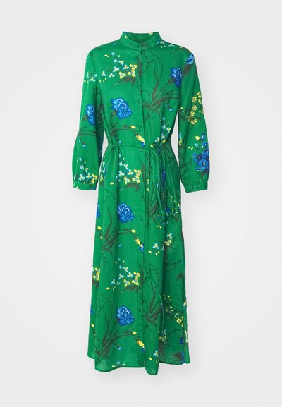 Rochie florală verde cu flori albastre și galbene, cu un decolteu cu nasturi, mâneci lungi și o curea la talie. Material neted și ușor.