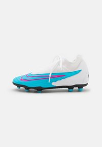Crampon de fotbal alb și turcoaz cu o suprafață texturată, o bandă de accent roz și un toc negru cu steluțe albastre. Design cu șireturi.