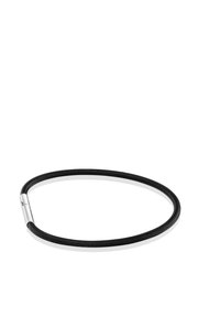 Collar negro flexible en espiral con un elegante cierre magnético plateado, exhibido sobre un fondo blanco.