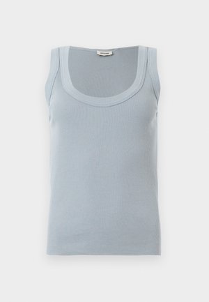 Canotta azzurro chiaro a coste senza maniche con scollo rotondo e etichetta Drykorn sul retro del colletto, distesa su una superficie bianca.