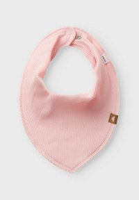 Rosa Baumwollschürze in dreieckiger Form, mit einem gerippten Textur, Metalldruckknöpfen und einem kleinen braunen Etikettakzent.