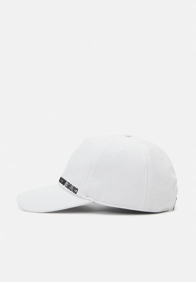Căciulă de baseball albă din material de bumbac, cu margine curbată, design cu șase panouri și text brodat negru pe lateral.