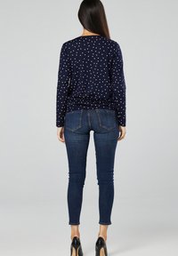 Chelsea Clark Ilgarankovis viršutinės dalies drabužis - dark blue white